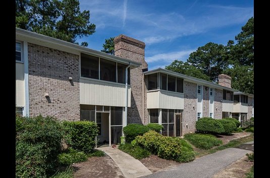 Reviews &amp; Prices for Lexington on the Green Apartment