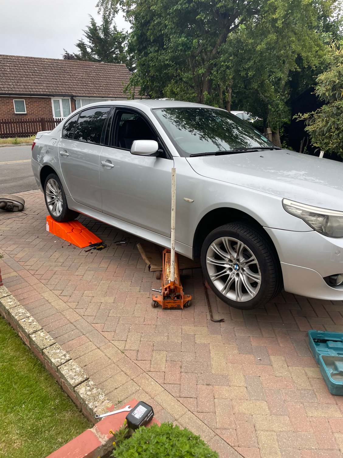 Beast on jacks 😅 had remove all of exhaust pipe from the catalytic clamp as not able to cut dpf bolts otherwise 