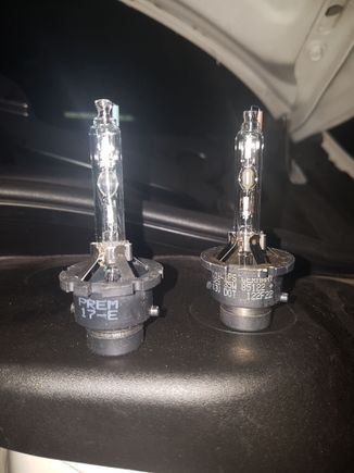 Stock Bulb on the right; aftermarket 35 Watt DS2 5500 K color temp on the left.