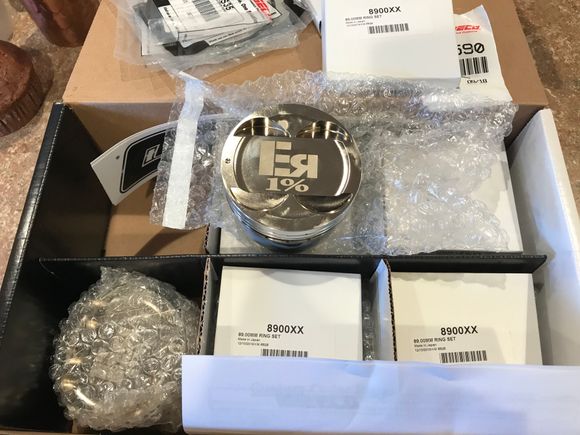 English Racing spec Wiseco pistons are in!