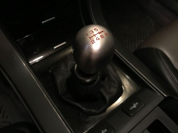 This new EBay knob feels good in the hand. The other one is short and stout. Odd for driving..