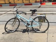 Borrowing my daughter’s bike while away from home. Aluminum Felt. Boy is it flexy…but it is blue. 