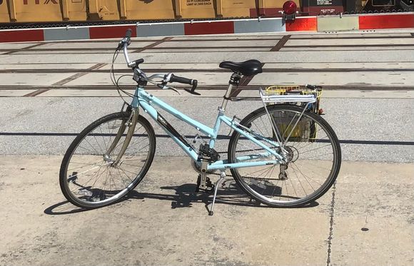 Borrowing my daughter’s bike while away from home. Aluminum Felt. Boy is it flexy…but it is blue. 