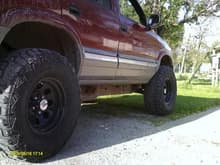 Side of truck with  body and suspention lift the day i put my 32's on