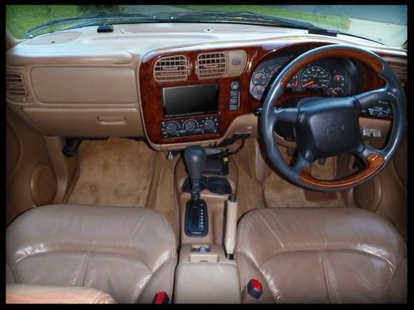 My BLAZER 2000 LT RIGHT HAND DRIVE 22'' BLING RIMS
 tan leather and walnut dash trim..