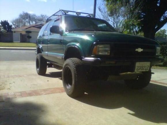 2.5 in rough country lift with 2 in pa body lift and 30 9.5 in tires