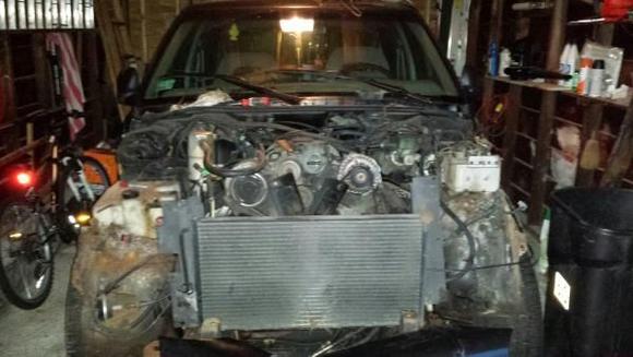 After removing the fenders, nose and good, started seeing the real damage to thh project.