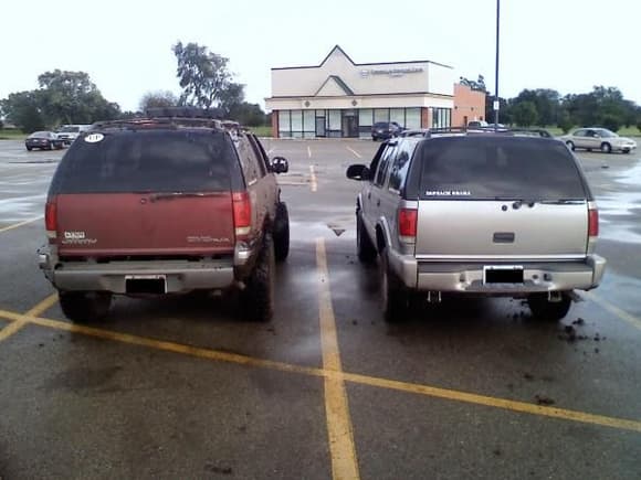 the jeep recovery team.  that's pelino's blazer with 2in of lift in the rear, and stock up front