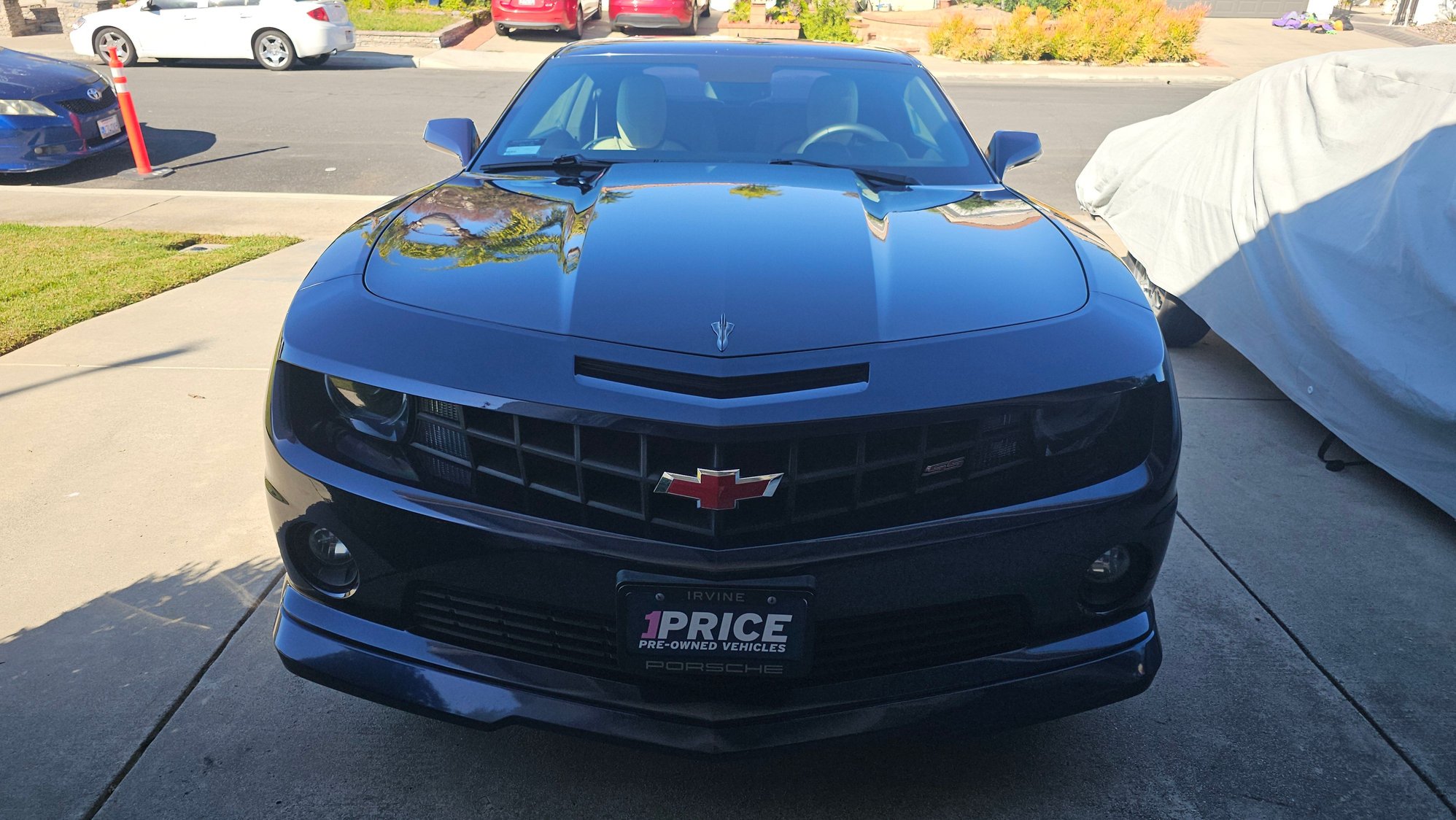 Stupid sharkfin on the hood isnt even secure, super wiggly. 