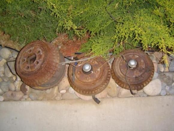 Old drums.  I dont know why I keep stuff like this.  Maybe I'll make some artsy fartsy thing with them one day.