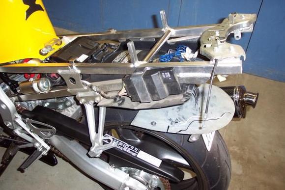 F4 L side w/ orig banana seat subframe - notice the ECU mounted via F4's subframe bracket