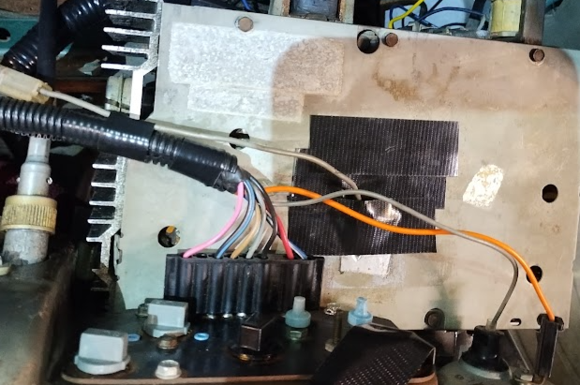 Red wire and black/white wire are the ammeter wires.