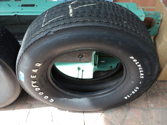 Tire with notch on edge, date code 22week, 1972