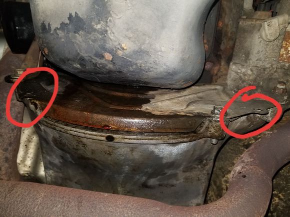 The difference in housings was only noticable here in the dust cover and the two long bolts. 