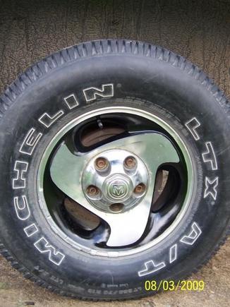 i got the center cap painted, but i haven't got pics yet.