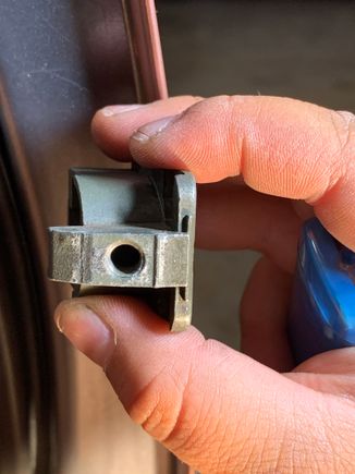 I think it seems to be hitting to the left ? From the wear of it 