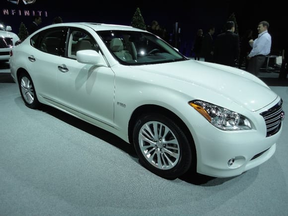 Infiniti M Hybrid 1