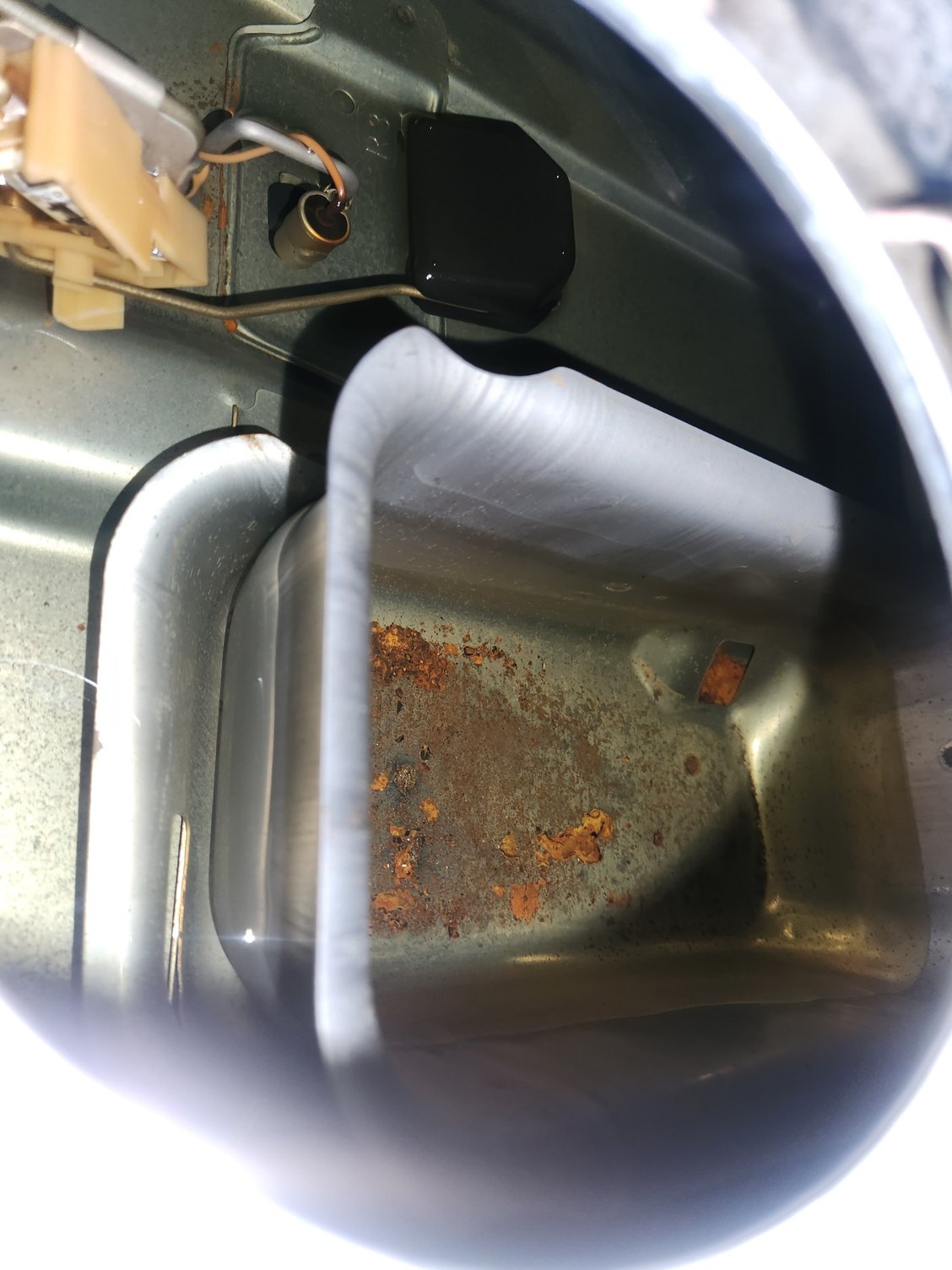 Front driver side fuel tank pump pick-up tray visible.