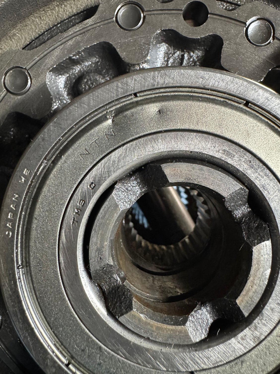 Indication of damage on the top of the differential bearing 