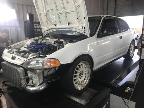 On the rollers. 550whp that day. Facing intercooler piping issues.