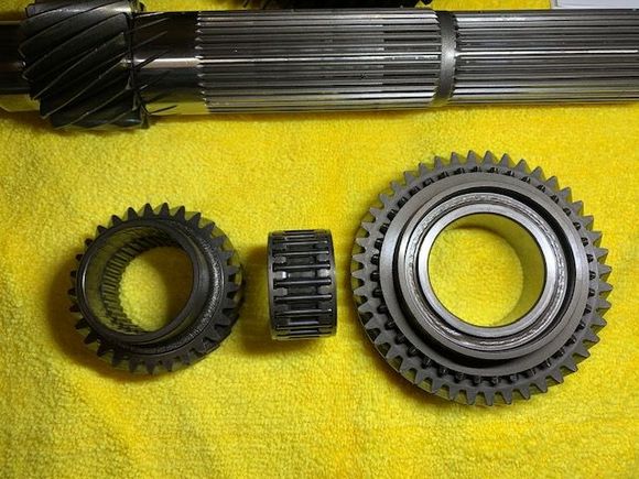 Main and countershaft 6th with roller bearing.