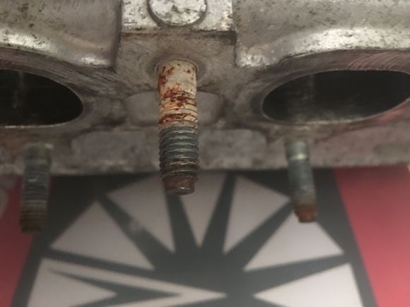 Rust/corrosion on exhaust manifold stud