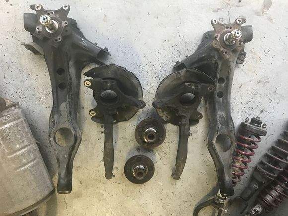 removed bushings from trail arms, lower ball joints and bearings. everything is going to be new.