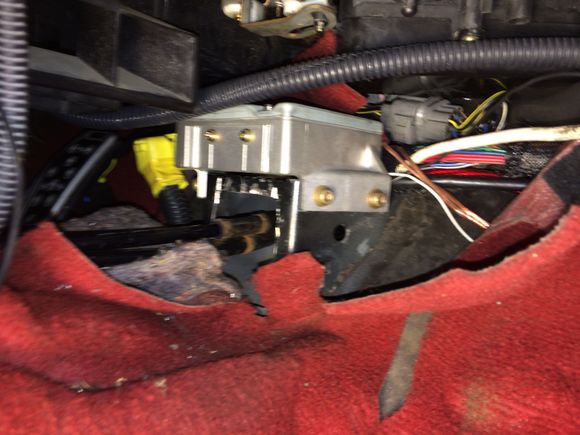 Cables running through the SRS control unit mount.