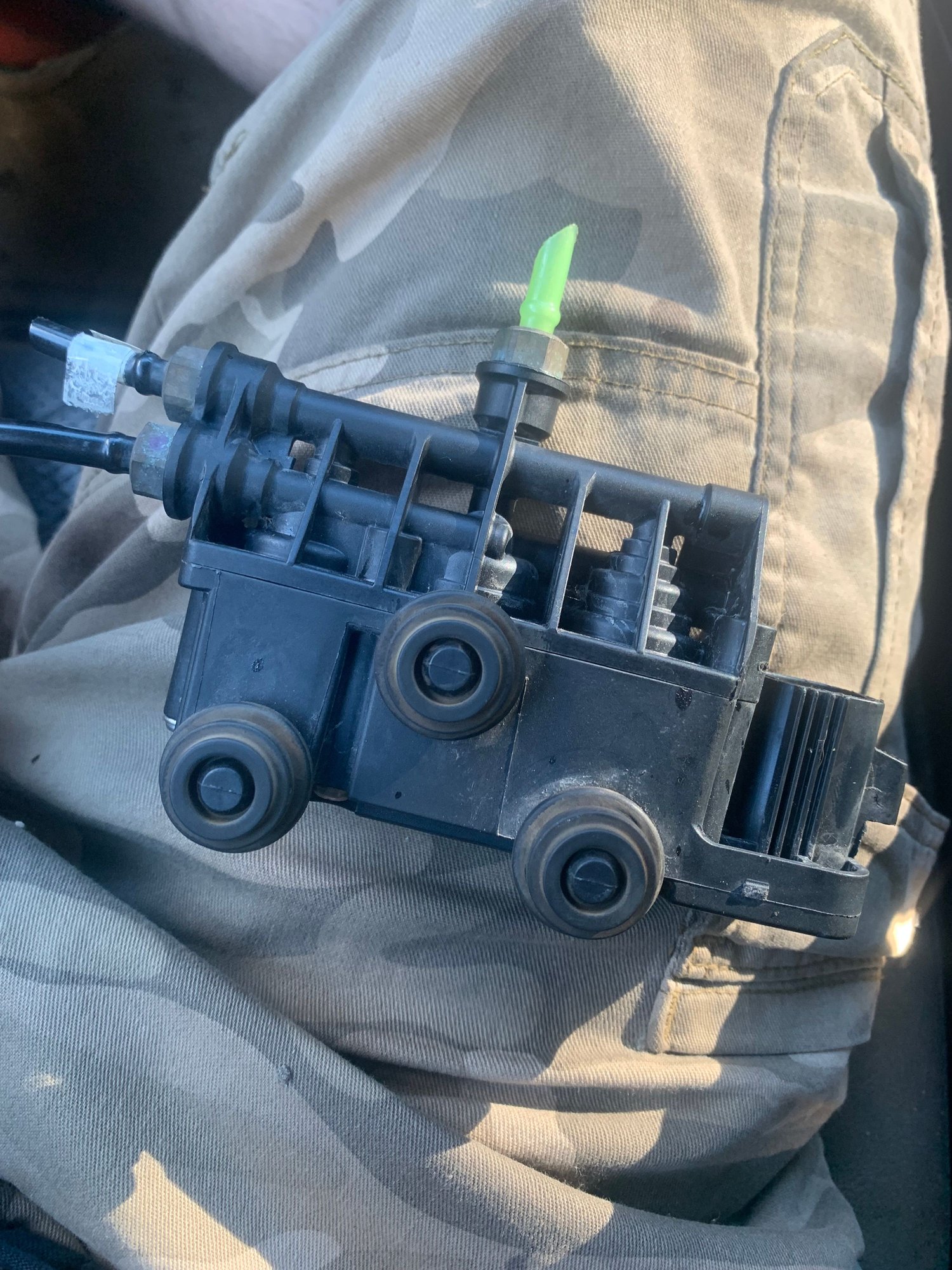 Steering/Suspension - 2009 Land Rover LR3 Front and Rear Air Suspension Valve body - Used - 2005 to 2009 Land Rover LR3 - Worcester, MA 01604, United States
