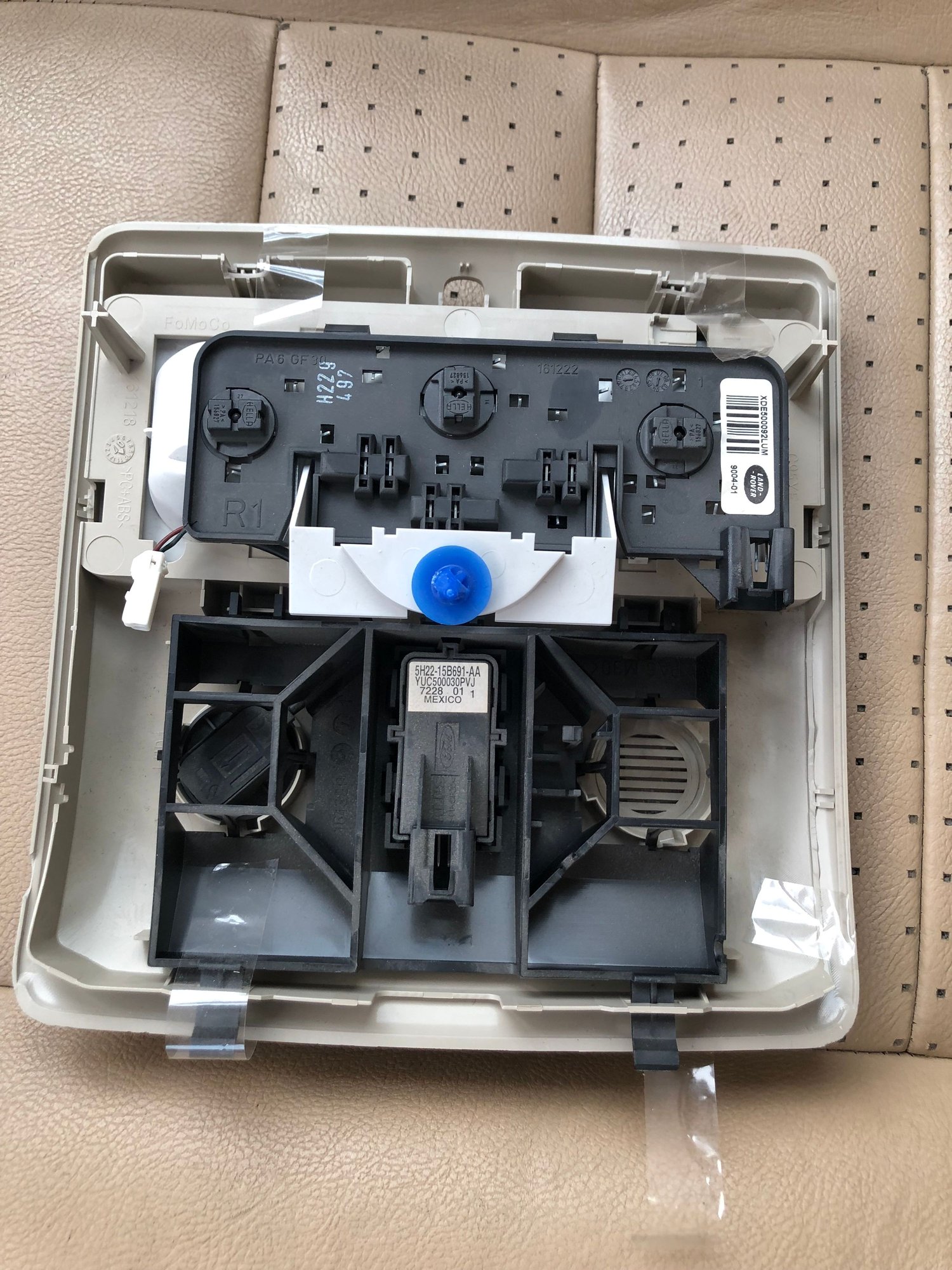 Lights - Front overhead dome light console for a 2008 LR3 - Used - 2007 to 2009 Land Rover LR3 - Muscat, Oman