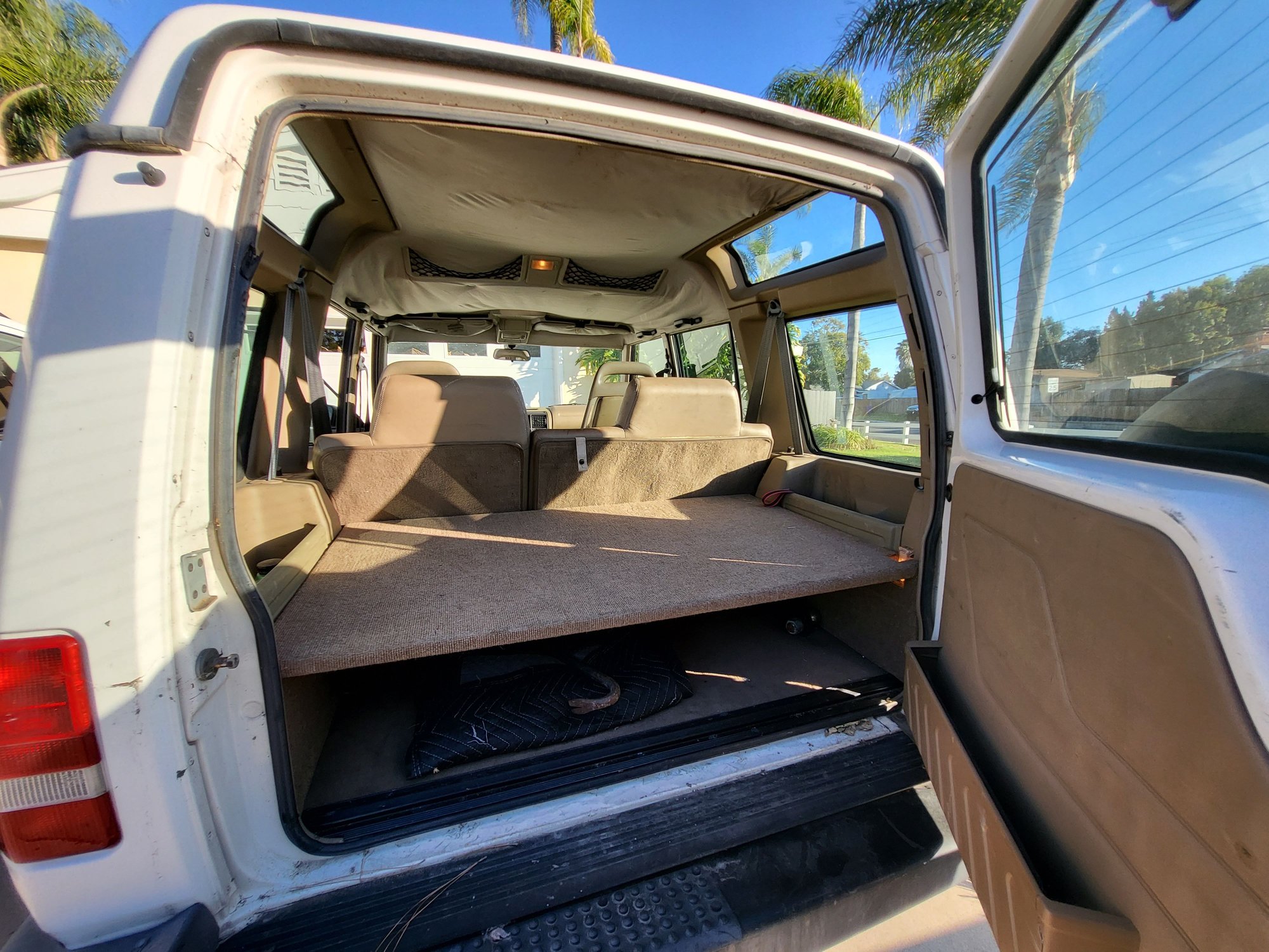 1995 Land Rover Discovery - 1995 Discovery for sale - low miles $2900 - Used - VIN SALJN1240SA141491 - 8 cyl - 4WD - Automatic - SUV - White - San Diego, CA 92120, United States