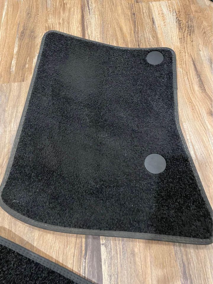 Interior/Upholstery - OEM 2020+ Land Rover Defender carpet floor mats - Used - 2020 to 2025 Land Rover Defender 110 - Chicago, IL 60045, United States