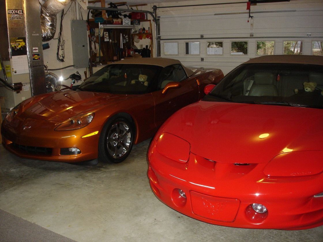2009 Atomic Orange 'vert next to T/A