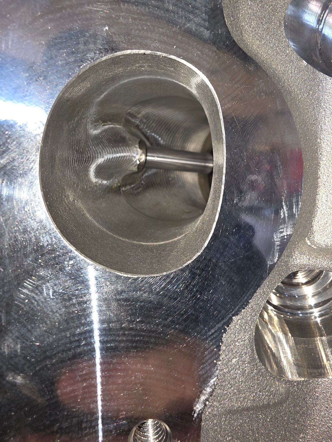 Canted valve exhaust port