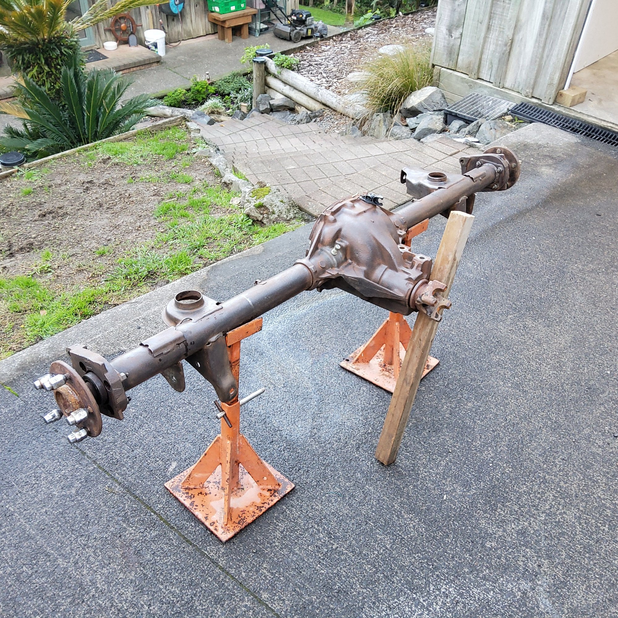 Looking cleaner after a wire brush, time to pull the axles, seals and bearings