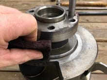 I use a scotch brite to clean de relucteur surface on the crank.