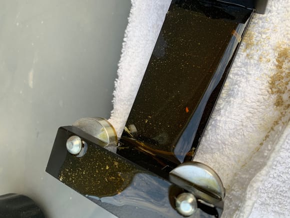 Metal shaving in residual oil as filter cam open