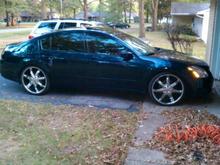 22" u2 35s. Lowered 2" tein "front" only. New headlights/ 4hid mod, black upper n lower grille, tailights sprayed black then clear coated n baked looks like paint... Custom new paint job. original with pearl/ black roof! Custom 3 screen mod with Avic-d3, microvision 7" up top. 2 15" 2009 L7's.