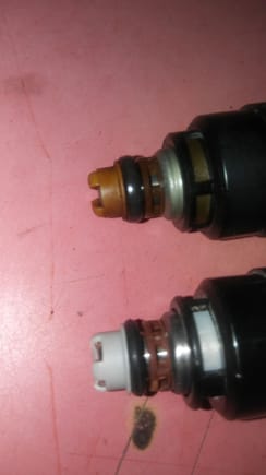 Gap between pintle cap and plastic piece above lower o-ring