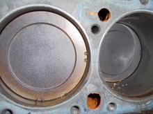 2 marks on each piston- seem to indicate the front?