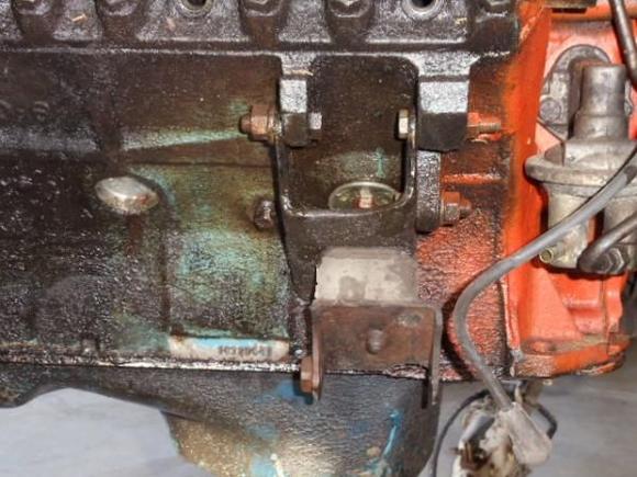 top right bolt not correct too small diameter