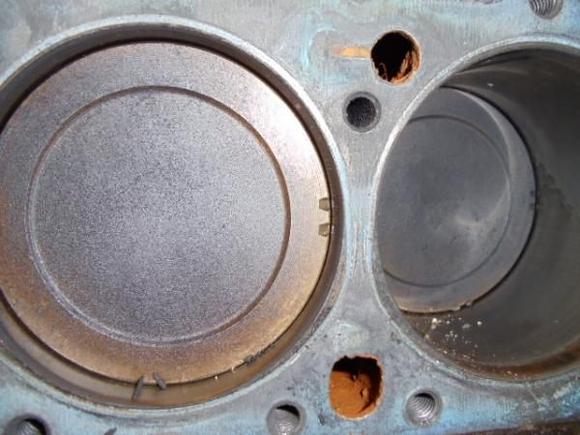 2 marks on each piston- seem to indicate the front?