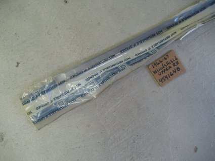 NOS 1966-67 Pontiac GTO upper right windshield Mld