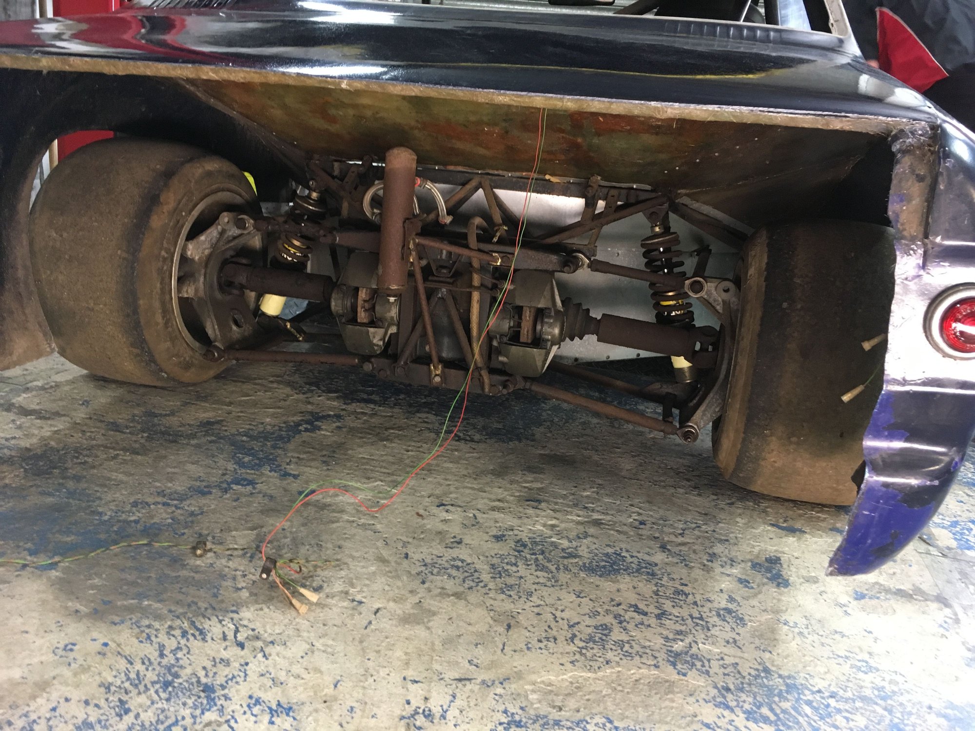 The BMW CSL Le-Mans rear axle fitted to the LT40 Hart Escort. Notice the rare F1 inboard brakes, the F1 uprights. The rear wheels are 14in wide on 13in Minilites.