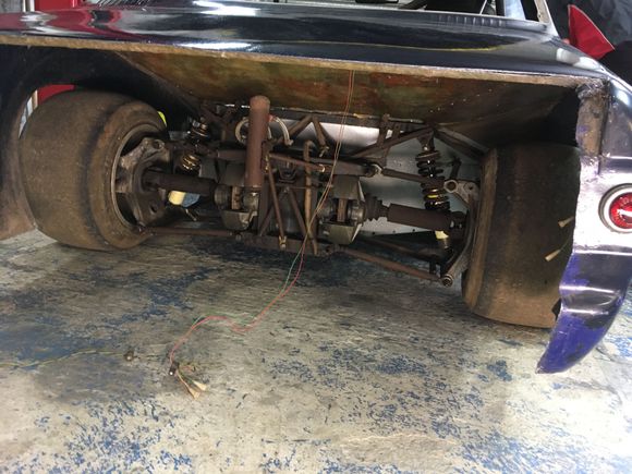 The BMW CSL Le-Mans rear axle fitted to the LT40 Hart Escort. Notice the rare F1 inboard brakes, the F1 uprights. The rear wheels are 14in wide on 13in Minilites.