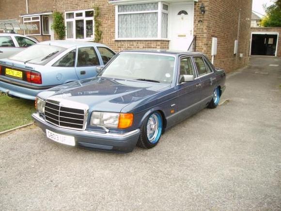 mercedes 300se 1989 lowrider.
2 cce hydraulic pumps running 36v
moves;up-down-side2side-front2back-3wheel.2