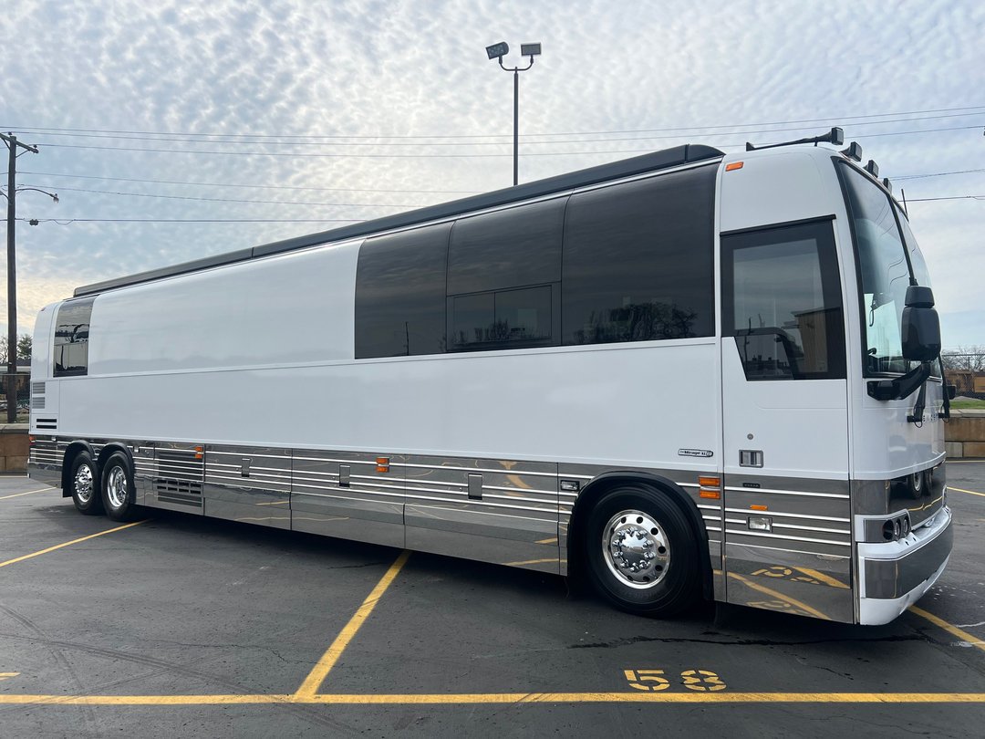 2012 Prevost X345 w 3 Bunks and Master Suite Bus A/C CLEAN!! for Sale