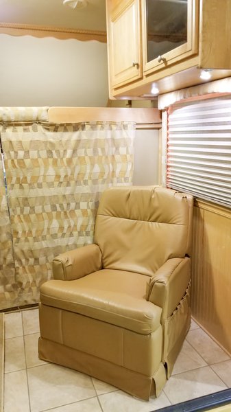 2008 Rare Pony Express on an M2 Freightliner Chassis 37'