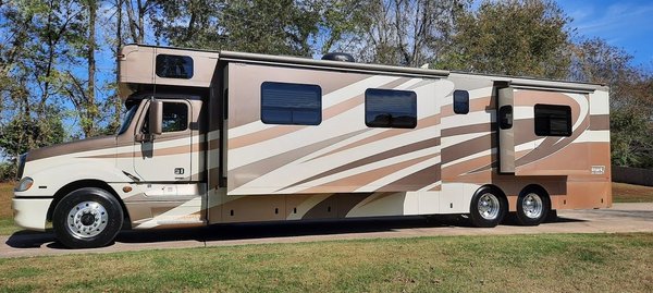 2011 Haulmark 45' Motorhome Bath & Half 2 Slides