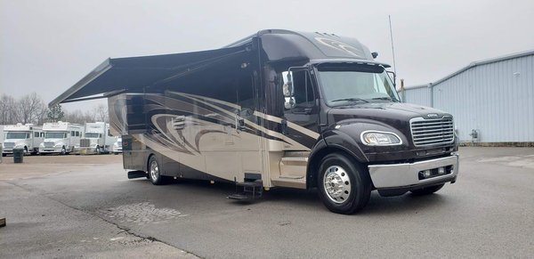 2010 Renegade Explorer 39' Motorhome/Toterhome 20,000 Miles